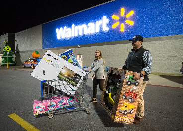 Compradores saliendo de un Walmart