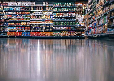 Lineal de tienda con marcas