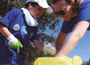 Voluntarios de P&G recogiendo residuos