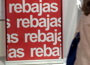 Cartel de rebajas en un escaparate