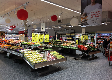 Interior de una tienda de Auchan en Francia