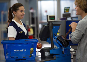 Cajera de Walmart atendiendo a una clienta