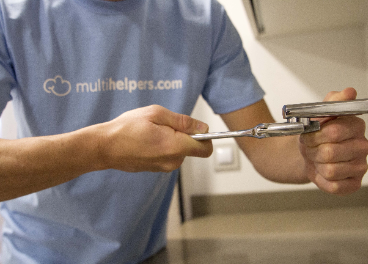 Un profesional de Multihelpers repara un grifo