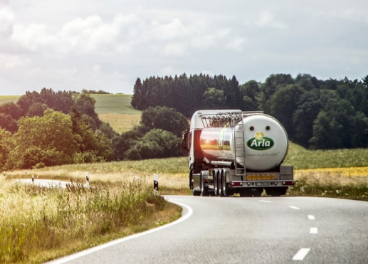 Vehículo que transporta productos de Arla Foods