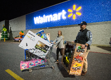 Clientes saliendo de una tienda de Walmart