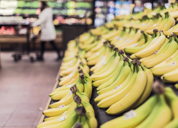 Imagen de plátanos en un supermercado