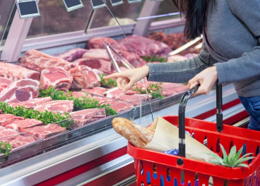 Consumidora ante refrigerador de carne