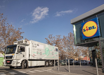 Camión de MAN junto a tienda de Lidl