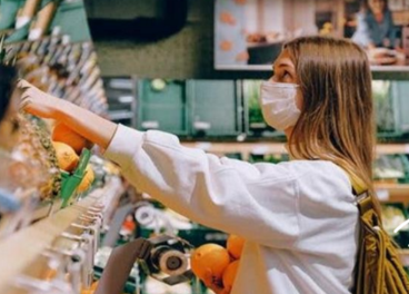 Clienta con mascarilla en una tienda 