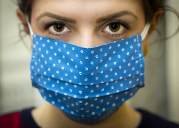 Mujer con mascarilla contra el Covid-19