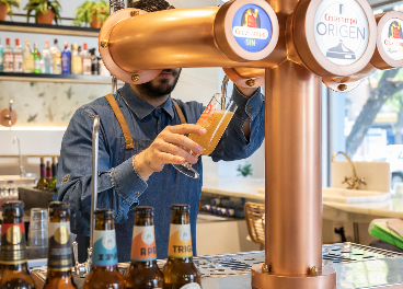 Hostelero con cerveza Cruzcampo, de Heineken