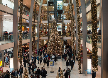 Interior de un centro comercial en Navidad