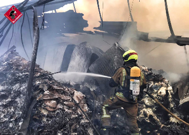 Bomberos en la planta de La Jijonenca