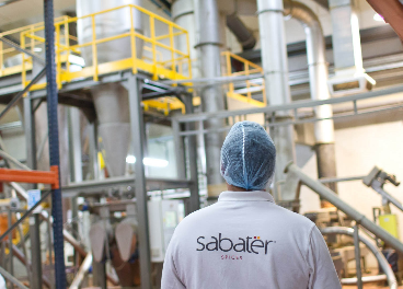 Trabajador en una planta de Sabater Spices