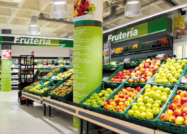 Sección de frutería en una tienda Covirán