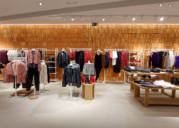 Interior de la flagship de Mango en Zaragoza