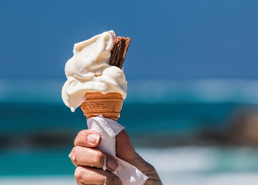 Helado de cucurucho en la playa