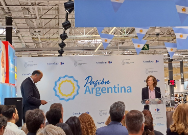 Embajador de Argentina con Elodie Perthuisot