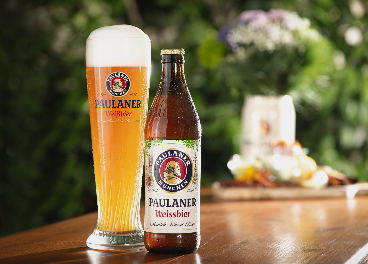 Pinta y botella de Paulaner