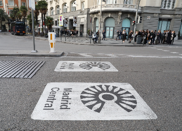 Señales en el asfalto de Madrid Central