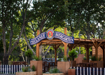 Entrada al Biergarten de Paulaner en Madrid