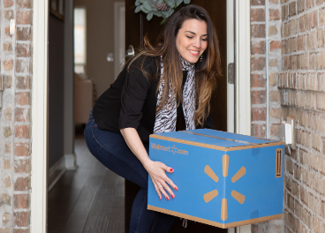 Clienta con paquete de Walmart