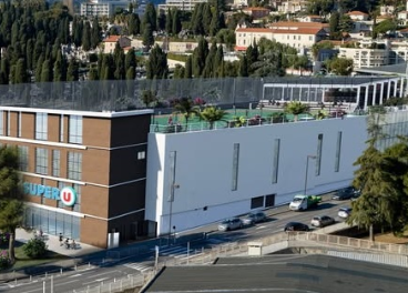 Instalan un polideportivo en el supermercado