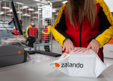 DHL prepara paquete de Zalando