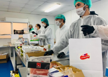 Voluntarios repartiendo bocadillos Campofrío