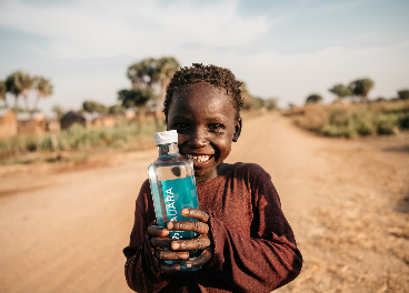 Niña africana con agua de Auara