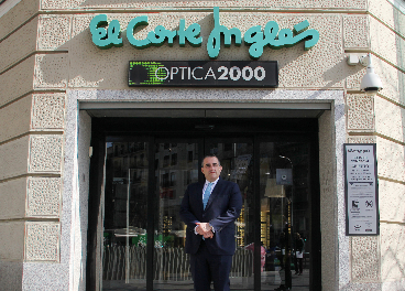 Víctor del Pozo, en una tienda de Óptica2000