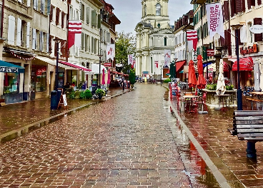 Calle comercial vacía