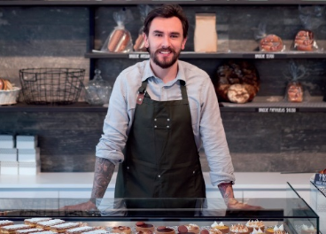 Trabajador autónomo en sección de panadería