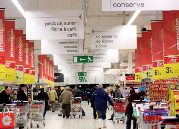 Interior de un hipermercado de Carrefour