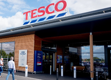 Tesco sube un 5,1% los salarios