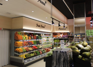 Interior de la tienda de Spar en Zafra