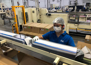 Empleada en una fábrica de Procter & Gamble
