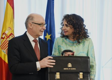 Montoro traspasa la cartera a Montero