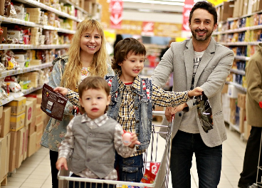 Familia comprando en una tienda