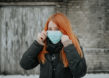 Mujer con mascarilla por Covid-19