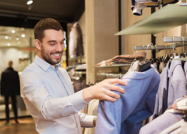 Cliente en una tienda de moda