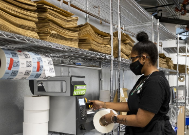 Trabajadora en la dark store de Whole Foods