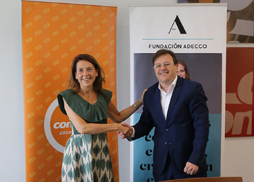 Firma convenio entre Consum y Adecco 
