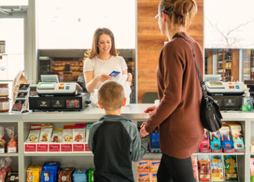 Clientes comprando en una tienda