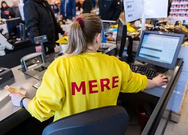 Cajera del discounter Mere, que entra en España