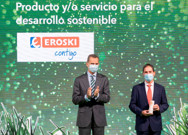 Mikel Larrea (Eroski) junto a Felipe VI