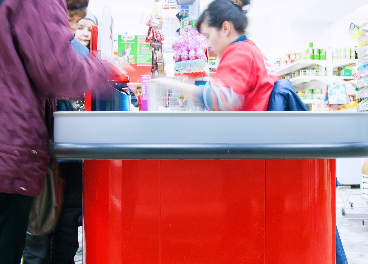 Clientes pagando la compra