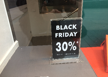 Tienda con cartel del Black Friday