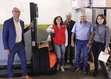 Toyota dona un apilador a Cruz Roja