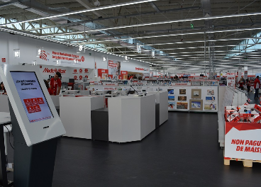 Interior de tienda de electrónica de consumo